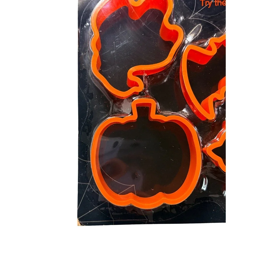 Gibson Spooky-Kookie Halloween Cookie Cutters Set 4 Orange Ghost Bat Pumpkin 90s